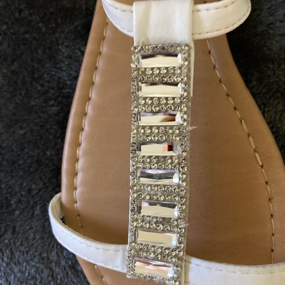 Women’s sandals with crystal toe strap embellishment. Ankle buckle - Picture 5 of 7